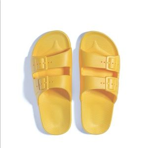 Lemony yellow buckled slides by Cat & Jack in a size 2 / 3
